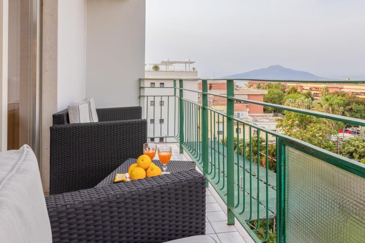 Sorrentovibes - Family Home With Terrace & Amazing View In Sorrento Center ภายนอก รูปภาพ