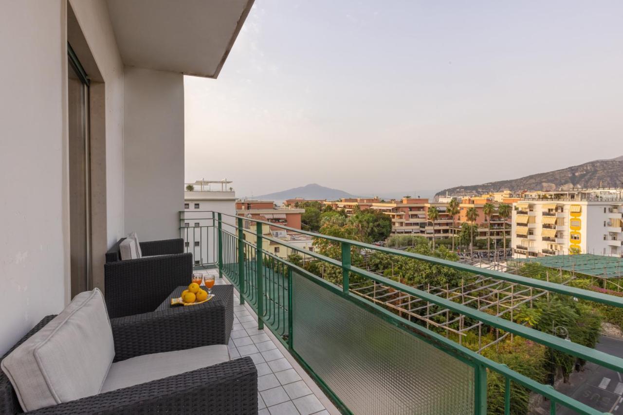 Sorrentovibes - Family Home With Terrace & Amazing View In Sorrento Center ภายนอก รูปภาพ